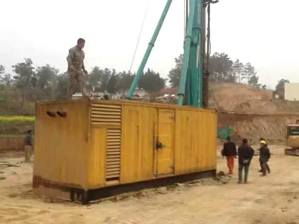 如何判断水冷式机油散热器密封件是否需要更换？